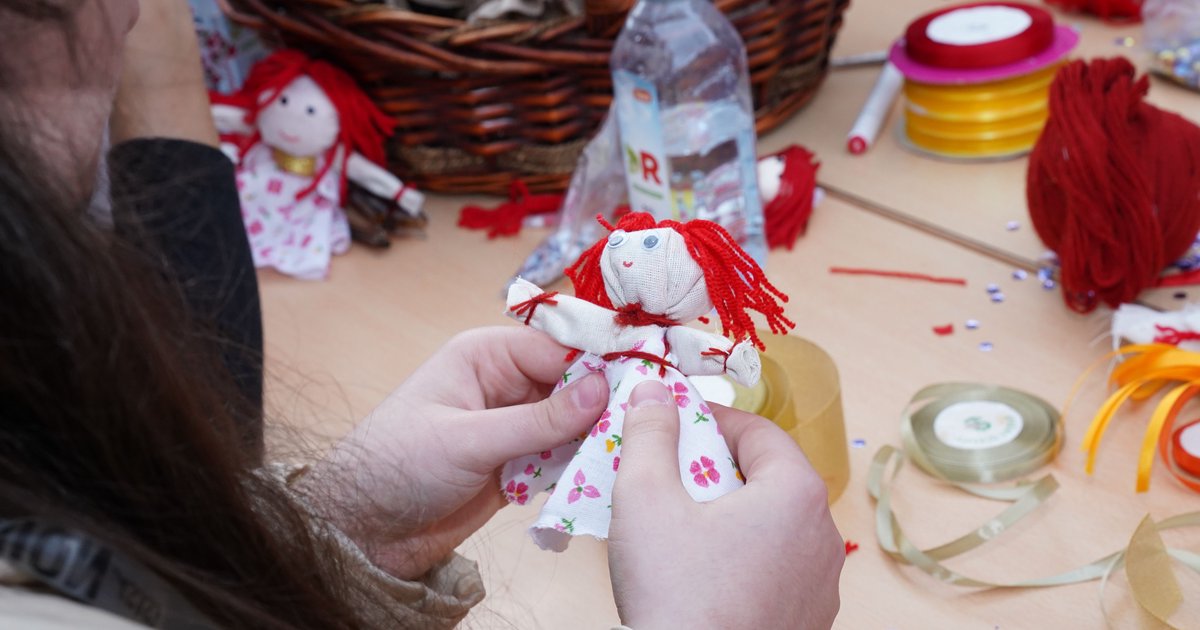DIY lalki z skarpetek - prosty projekt dla początkujących