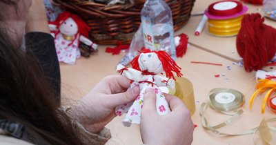 DIY lalki z skarpetek - prosty projekt dla początkujących